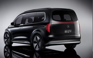 Mercedes-Benz EQT i konceptudgave. Det særlige lygtedesign kommer formentlig også på produktionsudgaven. Bilen har praktiske skydedøre i begge sider.