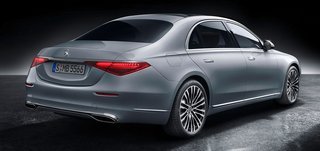 Den nye Mercedes-Benz S-klasse har fået et mere elegant, skrånende bagparti end den tidligere model.