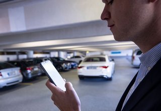 Den fuldautomatiske parkering er nu et pilotprojekt ved lufthavnen i Stuttgart. Senere skal ordningen gøres tilgængelig for alle med de rette biler.