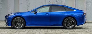 Mirai er blevet en flot designet bil med bløde former. Der er tale om en firedørs sedan med en længde på lige under fem meter. Den blå farve er eneste ekstraudstyr til bilen og koster 10.000 kr.