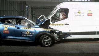 Crashtest af varebil og personbil