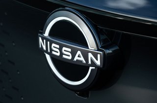 Det lysende logo på fronten af Nissan Ariya.
