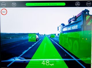 Sådan ser kameraerne omgivelserne. Ved hjælp af genkendelses-teknik kan bilen se, om det er lastbiler, personbiler eller fodgængere, der er rundt om bilen.