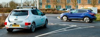 Den ombyggede Nissan Leaf var udstyret med otte laserskannere, syv kameraer og en radar, der leverer input til de computere, der skal beregne en egnet bane for bilen.