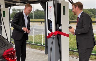 Transportminister Benny Engelbrecht indviede den nye lynladestation. Her er han sammen med OKs e-mobilitetschef, OK Thor Folmann Krarup. 