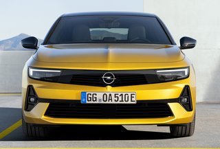 Den nye Astra har Opels vandrette Vizor-front, de karakteristiske vinge-kørelys og den skarpe lodrette linje i kølerhjelmen. Blitz-logoet er placeret i midten, hvor de lodrette og vandrette elementer mødes.