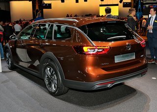 Opel Insignia Country Tourer er hævet 20 mm, og er forsynet med sorte paneler ved hjulene og beskyttelsesplader for og bag. 