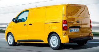De elektriske varevogne, her Opel Vivaro-e, fås i tre længder. Det er uklart, hvorfor Opel'en har et ekstra brændstofdæksel/ladeport bagest.