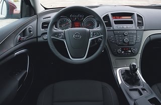 Førerpladsen er velindrettet i Opel Insignia.