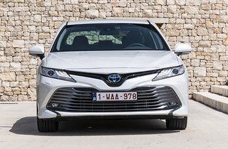 Toyota Camry set forfra