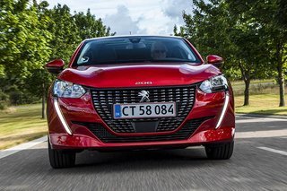 Peugeot 208 i rød set forfra