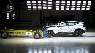 Frontal crashtest af hvid Polestar 3