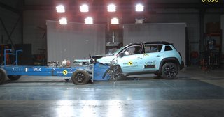 Crashtest af lyseblå Renault 4