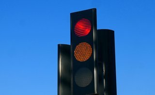 Den danske arbejdsgruppe skal blandt finde et system, så rødkørsel-kontrollen ved præcis, hvornår der skiftes mellem rødt, gult og grønt.