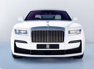 Grill'en på en Rolls-Royce er noget særligt - selv om der er skruet lidt ned i den nye Ghost. Kølerfiguren, ’Spirit of Ecstasy’, er det eneste, der går igen fra forgængeren. Plus paraplyen.