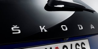 Skoda går over til at have mærke-navnet skrevet med store, stolte bogstaver i stedet for logo'et.