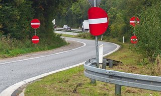 Påvirkede og demente trafikanter har et indsnævret synsfelt, når de sidder bag rattet, og derfor menes de lavtsiddende skilte at have en god virkning.