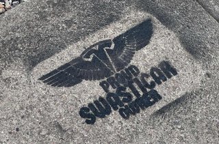Tesla-graffiti på fortovsflise