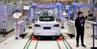 Tesla bygger Model 3 på sin fabrik i Shanghai, men tilsyneladende er der ikke lokale kunder til de 250.000 biler, som fabrikken kan producere pr. år. Nu kommer mindst 7.000 af dem til Europa.