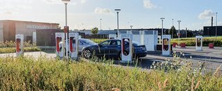 Tesla-ladestationen ved Ikast er den første i Danmark med den nye, høje effekt.