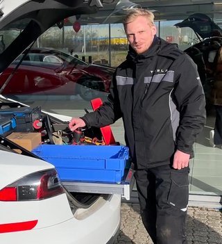 Victor Theill er rullende servicemedarbejder hos Tesla. I sin Model S kan han udbedre mange mindre ting.