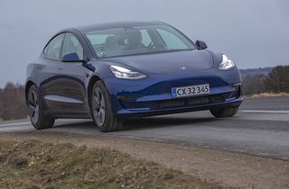 Tesla Model 3 Long Range kørte 350 km motorvej ved temperaturer lige over frysepunktet.