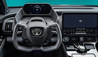 Toyota går nye veje med førerplads-indretningen. Rat er overskåret som styregrejerne i et Boeing-fly, og instrumenthuset sidder ovenover rattet. Toyota siger ikke noget om et eventuelt headup-display.