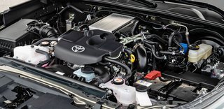Motorprogrammet i Toyota Hilux er opgraderet med denne firecylindrede 2.8-liters motor med 204 hk og et drejningsmoment på hele 500 Nm. Den kommer altid med firehjulstræk og automatgear.
