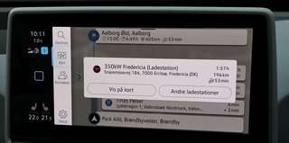 Lægger man en rute, der er længere end bilens rækkevidde, kommer bilen med forslag til, hvor man skal lade og i hvor lang tid. Her foreslår den et besøg ved Ionity ved Fredericia, hvor der skal lades i 53 minutter.