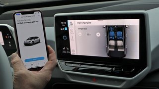 Den nye software gør det muligt at kommunikere bedre mellem smartphone og bil, og man kan således planlægge ladetiderne, ligesom man kan fjernstyre bilens klimaanlæg.atter trådløs opkobling af smartphonen via enten Appel Carplay eller Android Auto.