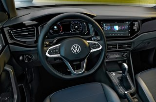 Førerpladsen minder om nye, europæiske VW-modeller, men er knap så avanceret: Der er hverken elektronisk parkeringsbremse eller gearvælger.