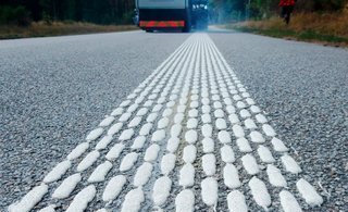 De nye, sikre striber bliver udlagt på seks motorvejsstrækninger allerede inden sommerferien.