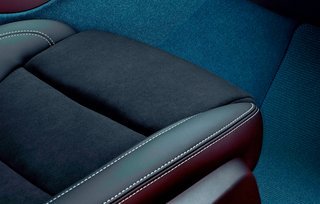 Det kunne ligne et almindeligt 'del-læder' sæde, men materialet langs siderne er formentlig kunststof, for Volvo vil forhindre sine kunder i at vælge læderindtræk.