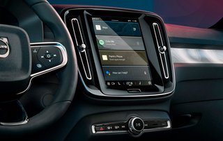 Skærmen er i form og størrelse magen til den i XC40, men styreprogrammet er nu fra Google, og en del af bilens software kan opdateres over nettet.
