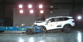 Crashtest af hvid Dacia Bigster
