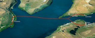 Den 11 km lange tunnel forbinder Streymoy (t.v.), hvor Tórshavn ligger, med Eysturoyar. I den østlige ende er der forbindelse til byerne på begge sider af fjorden.