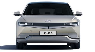 Fronten på Ioniq 5 er præget af de særlige 'pixel'-lygter og af en motorhjelm, der går hen over sidepanelerne.
