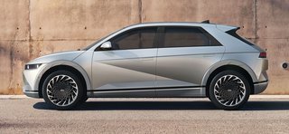 Ioniq 5 har en enorm akselafstand på 300 cm. Bilens design, i hvert fald i profil, er inspireret af Hyundais tidligere Pony-modeller.