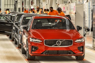 Den nye Volvo S60 bygges på en helt nyanlagt fabrik i South Carolina, USA. Her ruller den første S60 af samlebåndet.