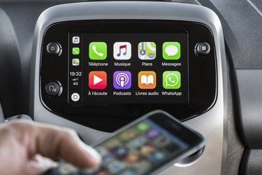 Telefoner kan nu sluttes til bilen og spejles på skærmen.