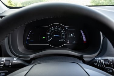 Speedometeret er erstattet af en skærm, der kan vise hastighed, kørselsinformationer og hvor meget strøm, der er tilbage på batteriet.
