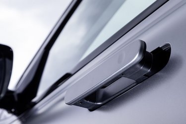 For at holde luftmodstanden glider dørhåndtagene ind i døren, når man kører.