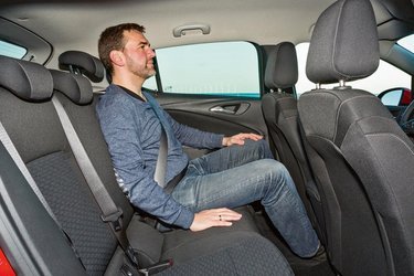 Opel Astra byder på god plads ved både for- og bagsæder. Både loftshøjden og knæpladsen imponerer, men vi savner luftdyser til bagsædet.