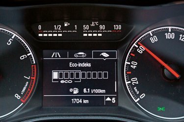 Et stort display kan eksempelvis i detaljer give informationer om benzinforbruget under kørslen.