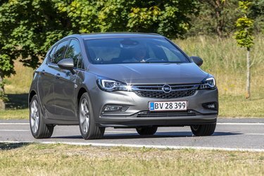 Opel Astra blev i 2016 kåret til ’Car of the Year’. Bilen er stadig et rigtig godt køb, og i de nyeste udgaver med masser af udstyr får man meget bil for pengene.