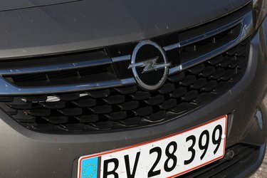 Astra fås nu også med adaptiv fartpilot. Den styres ved hjælp af en radar, der er  placeret bag Opel-logoet i fronten. Systemet er ekstraudstyr til 10.000 kr.