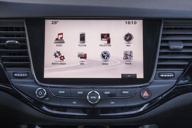 I Dynamic Best Line udgaven af Opel Astra er den store 8-tommers skærm med indbygget navigation standardudstyr.