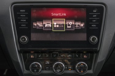 Den store ’Bolero’ radio har en 8-tommer skærm. Den er standard i Style og indeholder bl.a. Apple CarPlay. Der er fine drejeknapper, der er lette at betjene.