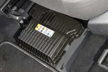 Et lille litiumbatteri under førersædet hjælper med til at sørge for, at der altid er strøm, selv om motoren er stoppet under kørslen (når man kører ned ad bakke). Dermed er denne udgave af Golf en meget mild hybridbil.