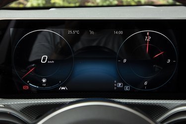 Denne simple udgave af skærmvisningen er inspireret af de klassiske Mercedes-modeller med blot speedometer og ur.